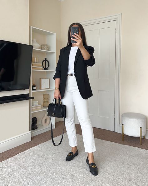 Black Blazer And White Sneakers, Slim Loafers Outfit, Fitted Blazer Outfit, Spring Minimalist Outfit, Outfit Bogota, High Ankle Jeans, White Tops Outfit, White Sneakers Outfit, Slim Pants Outfit