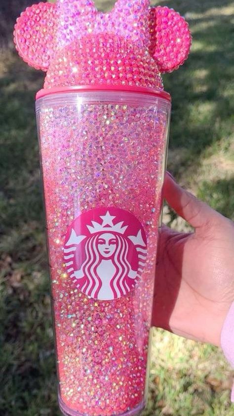 Starbucks Cup Design, Starbucks Cup Art, Tumblr Cup, Fancy Cup, Starbucks Diy, Pink Luxury, Rhinestone Projects, Rhinestone Crafts, Cute Coffee Cups