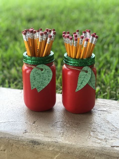 Pencil Mason Jar, Apple Mason Jar, Mason Jar Teacher Gifts, Appreciation Gifts Diy, Teacher Appreciation Gifts Diy, Mason Jar Projects, Pencil Holders, Teacher Craft, Teachers Diy