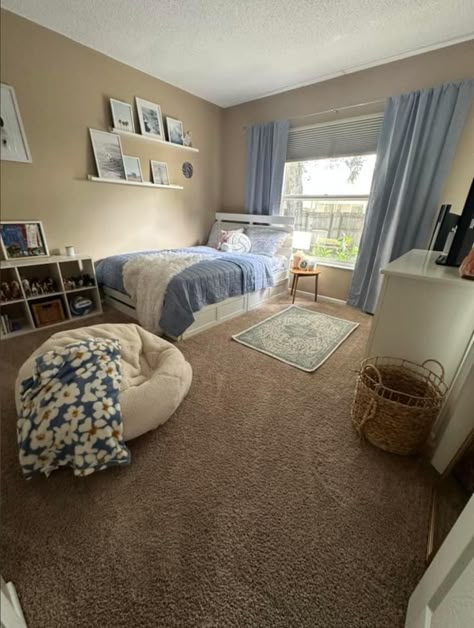 Room Ideas Hardwood Floor, Bedroom Inspo Twin Bed, Aesthetic Rooms With Carpet Floors, Room Inspo Carpet Floor, Twin Sized Bed Aesthetic, Twin Bed Bedroom Ideas, Room Ideas Twin Bed, Bedroom Ideas Twin Bed, 2 Bed In One Room Ideas