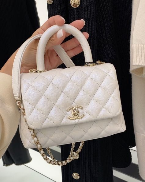 Jaidi Finds (@jaidifinds) posted on Instagram: “Alright guys! 🦄 DO NOT LET THIS GET AWAY @chanelofficial 🧞‍♂️This Extra mini coco handle in white iridescent is Sold out everywhere and one…” • Oct 30, 2020 at 3:36am UTC Coco Chanel Purses Handbags, Chanel Coco Handle Mini, White Hand Bag, White Chanel Bag, Chanel Coco Handle, Micro Bags, Coco Handle, Chanel White, Chanel Collection