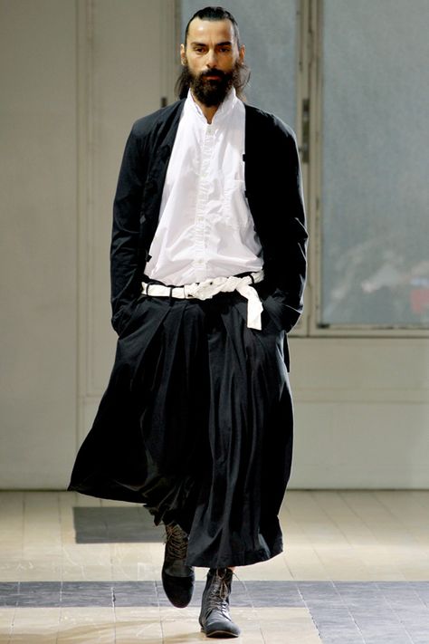 Yohji Yamamoto 2012 Spring/Summer Collection | Hypebeast Jedi Clothes, Men's Skirts, Urban Goth, Yohji Yamamoto Menswear, Rad Hourani, Hakama Pants, Neue Outfits, Yohji Yamamoto, Dark Fashion