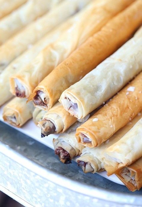 Salty Nutella Cigarsgoodhousemag Phylo Pastry Recipes, Philo Dough, Phyllo Dough Recipes, Phyllo Recipes, Nutella Recipes Easy, Cookies And Cups, Nutella Desserts, Whoopie Pie, Nice Recipes