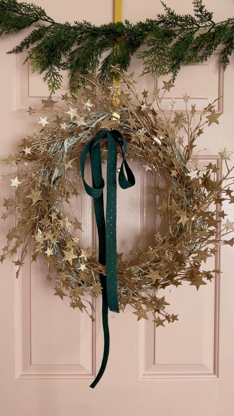 Star Garland Christmas Tree, Diy Star Garland Christmas, Nye Wreath, Cubical Christmas Decorations Ideas, Celestial Wreath, Diy Star Garland, Diy Christmas Garland Ideas, Metallic Christmas Decor, Star Christmas Decorations