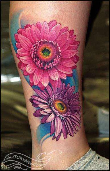 Good flower tattoos are appropriate for both men and women. These pictures of flower tattoos can also be voted on, so that the most popular flower body art makes it up to the top. Flower tattoos aren't for everyone, but they look awesome on the right person. #UltraCoolTattoos Daisy Tattoo Meaning, Wildflowers Tattoo, Tatuaje Cover Up, Daisy Tattoo Designs, Daisy Flower Tattoos, Mangas Tattoo, Tattoo Son, Daisy Tattoo, Hawaiian Tattoo