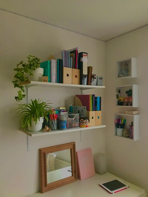 Bedroom Decor Simple Minimalism, Books On A Desk Aesthetic, Desk Shelves Aesthetic, Office Wall Shelf Ideas Desk Space, Wall Shelf Above Desk, Books On Shelves Aesthetic, Desk With Shelves Aesthetic, Room Shelves Aesthetic, Shelves For Books In Bedroom