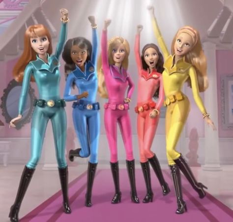 Iconic Groups Of 4, Mean Girls Halloween, Cartoons Group, Barbie Jokes, Barbie Life In The Dreamhouse, Cute Group Halloween Costumes, Life In The Dreamhouse, Barbie Funny, Hallowen Ideas