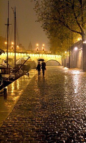 #rainy parisian romance... Walking In The Rain, Rainy Night, Paris At Night, Foto Art, Paris Travel, Tour Eiffel, Two People, In The Rain, Rainy Days