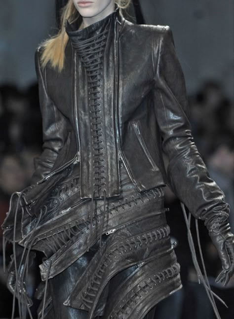 Ropa Upcycling, 2011 Fashion, Gloves Fashion, Runway Details, Concept Clothing, Archive Fashion, New Rock, Ann Demeulemeester, Mode Inspo