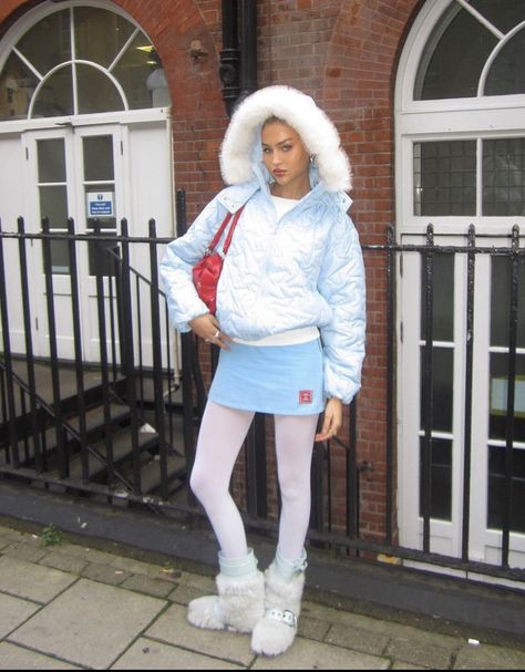 Winter 2000s Aesthetic, White And Blue Winter Outfit, Y2k Holiday Outfits, Winter Clothes Aesthetic Y2k, Y2k Winter Outfits Aesthetic, Winter Pastel Outfit, Brats Winter Outfits, 2000 Winter Outfits, Winter Bimbocore Outfits