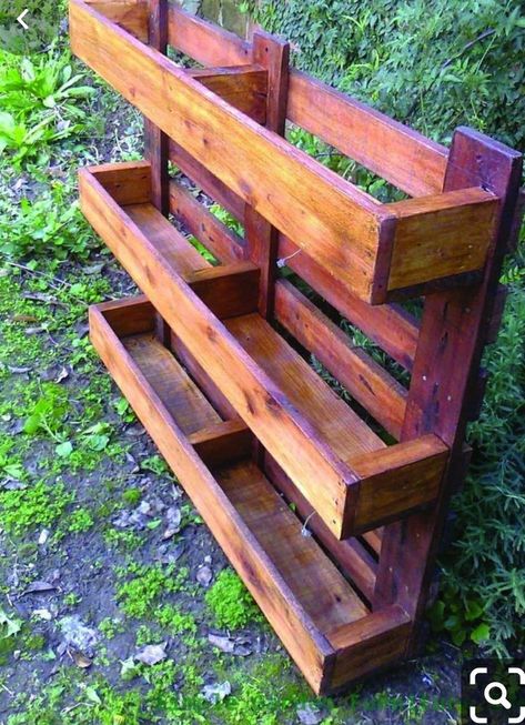 Pallet Planter Diy, Simple Garden Furniture Ideas, Furniture Magazine, Herb Garden Pallet, Diy Herb Garden, Garden Floor, Pallet Planter, Herb Planters, Pallet Decor