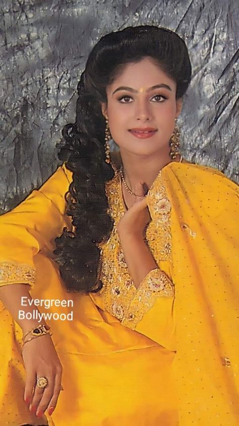 Ayesha Jhulka, Retro Bollywood, Unique Makeup, Aamir Khan, Akshay Kumar, India Beauty, Bollywood Actress, Beauty Women, Most Beautiful