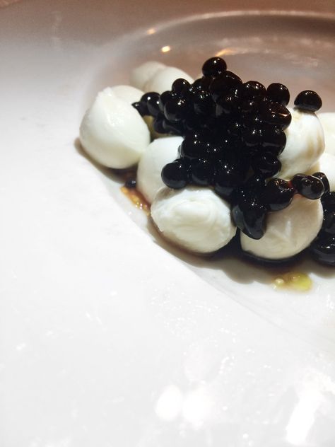 Balsamic Vinegar Pearls Recipe Caviar Board, Wine Caviar, Balsamic Caviar, Molecular Gastronomy Plating, Gastronomy Recipes, Caviar Pearls, Balsamic Pearls, Molecular Food, How To Make Vinegar