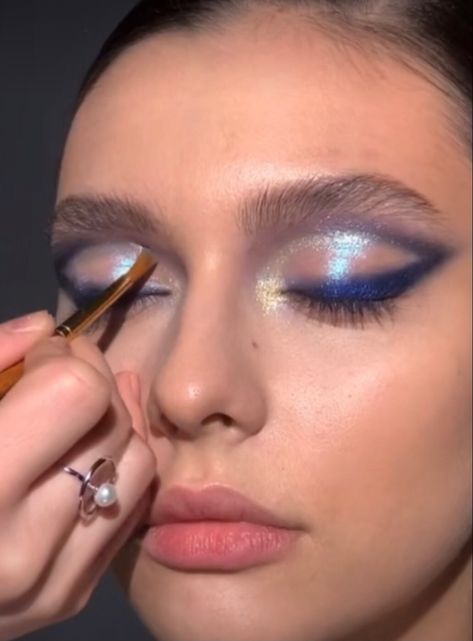 #makeup #makeupinspo #makeupinspiration #makeuplook #makeuplooks #makeupartist #makeupideas #beautymakeup #eyeshadow #eyeshadowlooks #blueeyeshadow #irridescenteyeshadow #eyemakeup #eyeshadowinspo #eyeshadow inspiration #blueirridescenteyeshadow #irridescentmakeup #irridescent #malvinaisfan #malvinaisfanmakeup Extra Eyeshadow Looks, Premier Hairstyle, Y2k Makeup Looks Baddie, Irredescent Eye Makeup, Blue Eyeshadow Outfit, Makeup For Dark Blue Eyes, Irredescent Makeup, Midnights Make Up Look, Cobalt Eyeliner