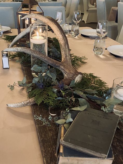 Moose Antler Centerpiece, Deer Skull Wedding Decor, Antler Table Centerpiece, Hunting Centerpiece Ideas, Elk Horn Decor Ideas, Antler Wedding Centerpieces, Western Wedding Arch, Diy Antler Projects, Antler Wedding Decor