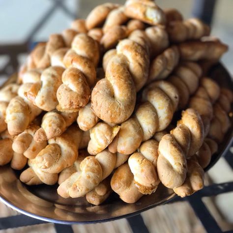 Koulourakia: Greek Butter Cookies - Dimitras Dishes Kourabiedes Recipe, Greek Butter Cookies, Koulourakia Recipe, Dimitras Dishes, Greek Recipes Dessert, Greek Pastries, Greek Cookies, Greek Sweets, Greek Easter