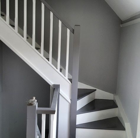 Decorating ideas Staircase Grey And White, White And Grey Staircase, Grey Banister Staircases, Grey And White Stairs, Grey And White Staircase, Gray Staircase, Grey Painted Stairs, Grey Stairs, Painted Wood Stairs