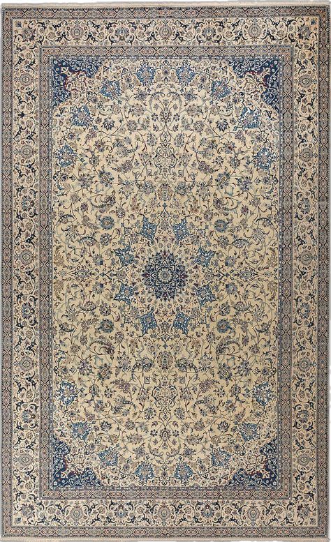 Size597x378cm This is a Persian Nain rugNain is a town 150km to the east of Isfahan in central IranVery fine and precise designs were created due to the high quality of the workshops in the areaNain rugs have a cotton foundation with a very soft wool or woolsilk puleThe workmanship is of the highest class and the knot density is also high (often more than one million knots per square meterPatterns with a medallion in the middle together with arabesques and floral motifs are c Persian Rug Pattern Drawing, Room Rug Aesthetic, Rug Laptop Wallpaper, Persian Rugs Wallpaper, Persian Rug Art, Persian Rug Wallpaper Iphone, Persian Rug Desktop Wallpaper, Persian Rug Wallpaper Laptop, Persian Carpet Wallpaper