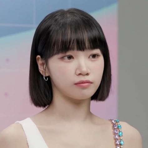 Short Hair Kpop Idol, Asian Bob With Bangs, Idols With Short Hair, Chaewon Short Hair, Short Hair Kpop, Kpop Short Hair, モード ボブ, Modern Waterfall, Waterfall Braid Hairstyle