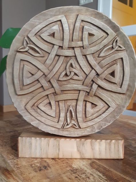 Arte Art Deco, Tre Kunst, Handmade Wood Crafts, Celtic Artwork, Dremel Crafts, Dremel Carving, Simple Wood Carving, Wood Carving For Beginners, Patterns Art