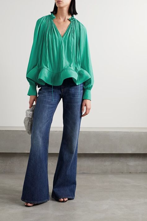 35 Over-50 Stylish Women and the Cool Clothes They Wear | Who What Wear UK Stylish Jeans Outfit, Turquoise Blouse, Pink Jade, Bright Turquoise, Fashion Icons, Classic Wardrobe, Trendy Clothes, Green Outfit, Outfit Combinations