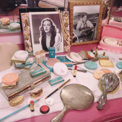 Hollywood Museum, Desk Vintage, Makeup Counter, Pink Clothes, Beauty Parlour, Random Inspiration, Styles Ideas, Wet Dreams, Personal Diary