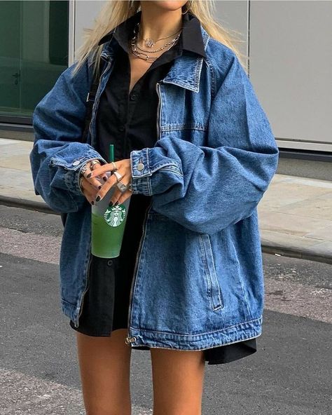 Womens Cool Outfits, Vintage Oversized Jean Jacket, 2023 Jean Jacket, Thrift Jacket Outfit, Fall Street Chic Outfits, Oversized Jacket Jeans Outfit, 20 Year Old Outfits College, Winter Darty Szn Outfits College, Vintage Jeans Jacket Outfit