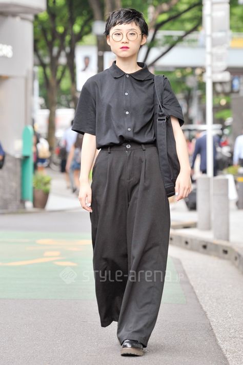 Japanese Street Fashion Oversized, Japan Style Fashion Minimal, Cute Japanese Outfits Street Style, Mode Fashion Japan, Osaka Street Style, Japanese Tomboy Fashion, Japanese Street Style Minimalist, Japanese Street Fashion Summer, Japanese Minimalism Fashion