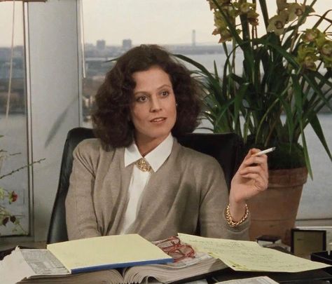 Vintage Lawyer Aesthetic, Vintage Journalist Aesthetic, 1980s Business Woman, 80s Corporate Aesthetic, 80s Office Fashion, Working Girl Movie, Secretary Aesthetic, 80s Gym, 80s Office