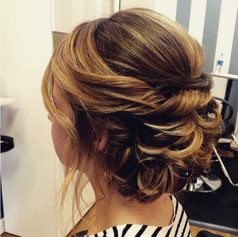 Pretty up-do with loops. Easy Updo Hairstyles, Mother Of The Bride Hair, Curly Updo, Up Dos For Medium Hair, Peinados Recogidos, Easy Updos, Updos For Medium Length Hair, Flat Hair, Bride Hair