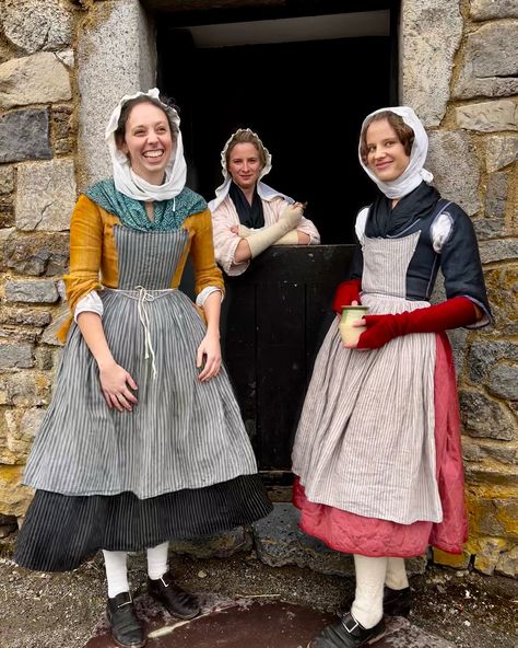 Les femmes du Carillon 💕 I love that we have a mixture of garments here to represent what French Canadian women were wearing in the mid eighteenth century. From left to right, a jacket, a manteau de lit, and a corset! . . . #fortticonderoga #fortcarillon #nouvellefrance #histoiredefrance #canada #18thcentury #18iemesiecle #18thcenturycanada #canadiennes #18thcenturyfashion #dresshistory #livinghistory #frenchandindianwar #sevenyearswar #laguerredelaconquête #handsewn #historicalcostuming #1... 18th Century Poor Fashion, Outlander Outfits, Fictional Culture, Hobbit Dress, French Revolution Fashion, Class Woman, Canadian Clothing, Colonial Dress, Canadian Women