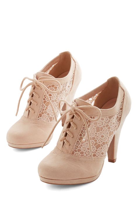 Cream Colored Dress, Cream Heels, Cream Shoes, Retro Mode, Cute Heels, Menswear Inspired, Crazy Shoes, Pretty Shoes, Dream Shoes