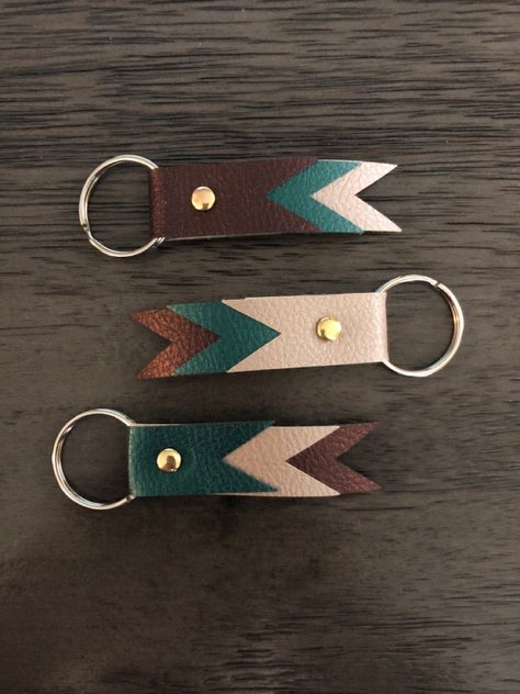 Leather Craft Keychain, Faux Leather Crafts To Sell, Easy Diy Leather Projects, Small Leather Crafts Diy, Keychain Leather Ideas, Simple Leather Keychain, Easy Leather Crafts To Sell, Leather Crafting Ideas, Small Leather Goods Diy