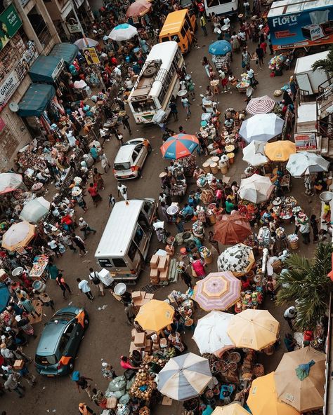 Welcome to Makola Market located in Accra. One of Ghana’s largest and hottest market places in the country🇬🇭….. #AfroYard Ghana Market, Moodboard Pics, Accra Ghana, Market Umbrella, Accra, Ghana, Umbrella, Yard, Marketing