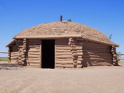 157. A hogan, the traditional home of Navaho Indians (Southwest US). www.almascarenas.com Navajo Hogan, Native American Home, Wilde Westen, Western Comics, Native American Photos, Vernacular Architecture, Native American Peoples, Northern Arizona, Native American Heritage