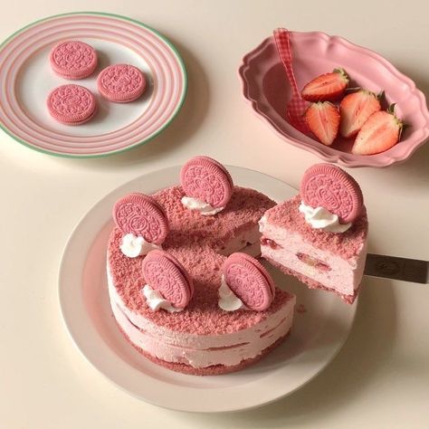 Oreo Torte, Kue Macaroon, Pink Food, Cute Baking, Pretty Dessert, Pink Foods, Think Food, Oreo Cheesecake, Cute Desserts