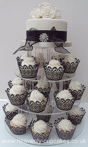 White Wedding Cupcakes, Cake With Cupcakes, Cupcake Towers, Cupcake Tower Wedding, Black And White Wedding Cake, Cupcake Wedding, Black And White Wedding Theme, Wedding Simple, White Wedding Theme