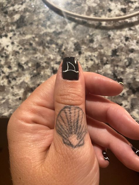 Shark Fin Nails, Shark Nails Acrylic, Shark Nails, Beach Nail Art, Mail Ideas, Shark Fin, Black Nail Designs, Beach Nails, Nails Ideas