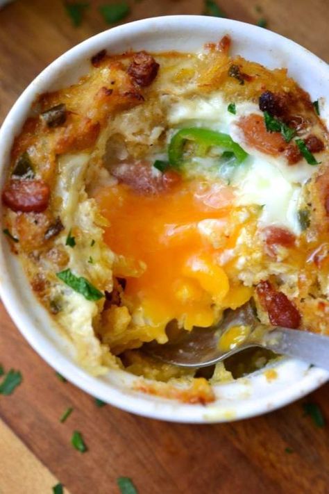 Spaghetti Squash Baked Eggs with Bacon & Jalapeños | Every Last Bite Squash Breakfast Recipes, Spaghetti Squash Breakfast, Squash Breakfast, Eggs With Bacon, Baked Spaghetti Squash, Baked Egg, Paleo Breakfast, Baked Eggs, Breakfast Brunch Recipes