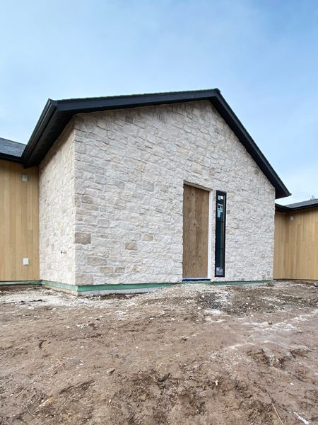 Eldorado Stone Casa Blanca, Stone Veneer Wall Exterior, Brick With Stone Accents Exterior, Low Pitched Roof Exterior, Texas Stone House Exterior, Modern Stone Veneer Exterior, Eldorado Stone Roughcut Casa Blanca, Casa Blanca Eldorado Stone, Eldorado Stone Casa Blanca Rough Cut