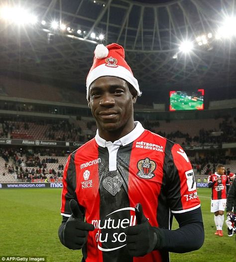 Football Christmas Pfp, Rare Football Photos, Mario Balotelli Wallpaper, Pfp Soccer, Soccer Pfp, Cold Photos, Football Pfp, Why Always Me, Football Celebrations