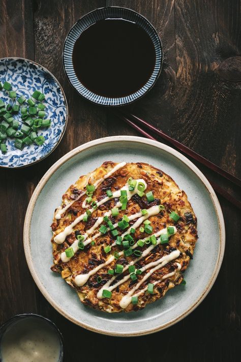 Okonomiyaki Rezept, Japanese Summer Fashion, Savoury Pancake Recipe, Okonomiyaki Recipe, Fakeaway Recipes, Vegetable Pancakes, Japanese Pancake, Japanese Summer, Food Asian