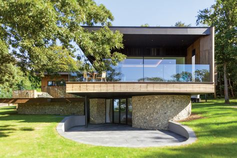 Grand Designs UK, 2015. Cantilever home, Isle of Wight. Wood Siding House, Grand Designs Uk, Grand Designs Houses, Ultra Modern Homes, Case Study Houses, Houses Plans, Modern Properties, House Siding, Patio Roof