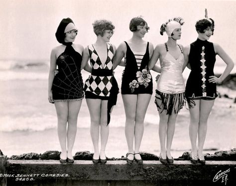 Marion McDonald (R) with other Sennett Bathing Beauties. Style Année 20, Vintage Bathing Suits, Vintage Swim, Look Retro, Vintage Swimwear, Vintage Swimsuits, Foto Vintage, Estilo Art Deco, Art Deco Stil