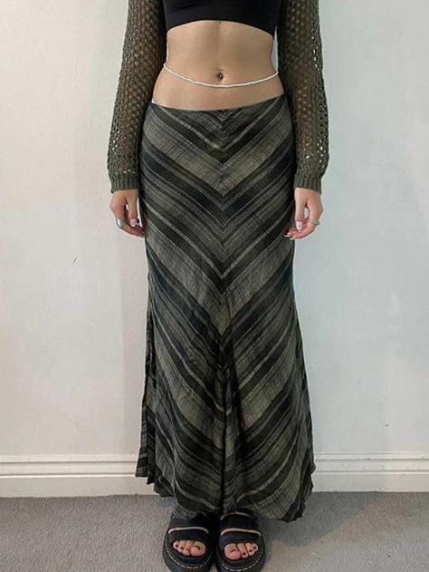 2023 Buy Vintage V Shape Striped Print Low Rise Maxi Skirt under US$23 in Skirts Online Store. Free Shipping with US$69+. Check reviews and buy it today. Style: Casual/Street/Sweet/Vintage/Preppy Fabric Content: Polyester Fit Type: Slim Fit Length: Maxi Skirt #vintage #vintagestyle #blackfriday #christmas #spring #summer #summerstyle #streetstyle #outfits #ootd #trendyoutfits #fashionista #casualoutfits Low Rise Maxi Skirt, Maxi Skirt Fall, 2000s Clothing, Printed Long Skirt, High Waist Long Skirt, Leather Pleated Skirt, Vintage Preppy, Stunning Outfits, Skirts Online