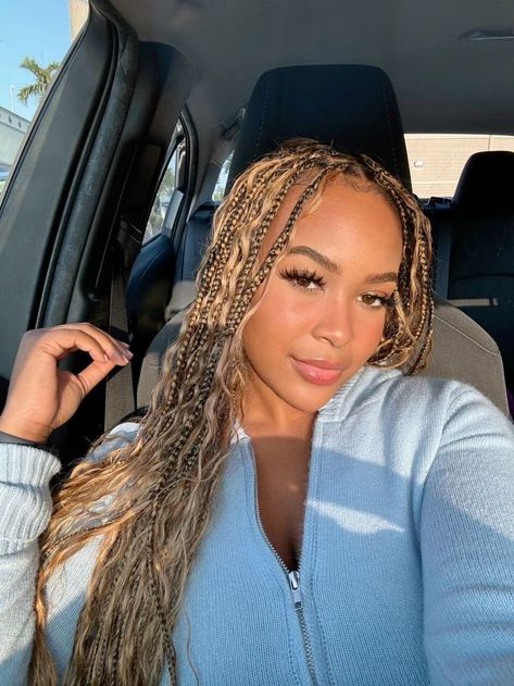 Blonde Knotless Twists, Light Colored Knotless Braids, Boo Hoo Braids, Light Brown Knotless Braids With Curls, Light Boho Braids, Honey Blonde Goddess Box Braids, Knotless Goddess Braids Medium, 27 Boho Knotless Braids, Knotless Box Braids With Highlights