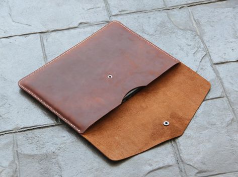 I pinned this because of the simple but effective design for a iPad... This would be about a day in construction time...  https://www.etsy.com/shop/kncustomleather Diy Briefcase, Tas Laptop, Leather Laptop Sleeve, Diy Leather Projects, Leather Laptop Case, Leather Folder, Leather Wallet Pattern, Leather Tablet Case, Macbook Air Pro