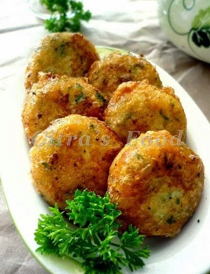 Perkedel Kentang (Indonesian style potato patties) #Indonesiancuisine #perkedel #potatopatties #sidedish Singapore Recipes, Indonesian Recipes, Malaysian Cuisine, Potato Fritters, Potato Patties, Indonesian Cuisine, Turkish Food, Singapore Food, Dutch Recipes