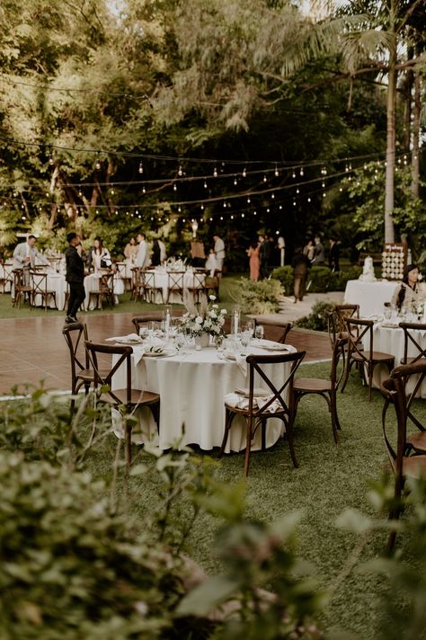 This Botanical Garden wedding at Hartley Botanica was such a beautiful day! Some of my favorite details were the white floral arrangements, boho sweetheart table, earthy wedding color palette and the donut station! See more details from this wedding day on the blog! Southern California Wedding Photographer - Alyssa Marie Floral Arrangements Boho, Boho Sweetheart Table, Donut Station, Alyssa Marie, White Floral Arrangements, Botanical Garden Wedding, Earthy Wedding, Botanical Wedding, Botanical Garden