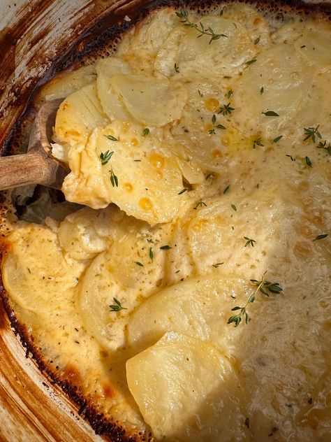 Gruyere and Parmesan Scalloped Potatoes One Pot Meal - Healthier Homemade Co Recipes Dutch Oven Scalloped Potatoes, Oven Scalloped Potatoes, Parmesan Scalloped Potatoes, One Pot Meal, Scalloped Potatoes, Healthy Homemade, Dutch Oven, One Pot Meals, Christmas Dinner